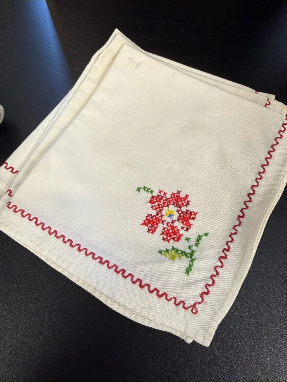 Vintage Embroidered Floral  Linen Napkins set of 4 - Red & Green Detail Vintage